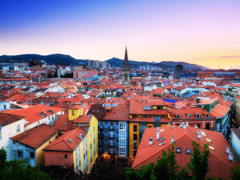 Imagen aérea del Casco Viejo de Bilbao al atardecer con la iglesia de Santiago al fondo