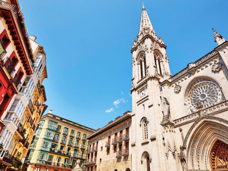 Una imagen de la fachada de la catedral de Santiago del Casco Viejo de Bilbao