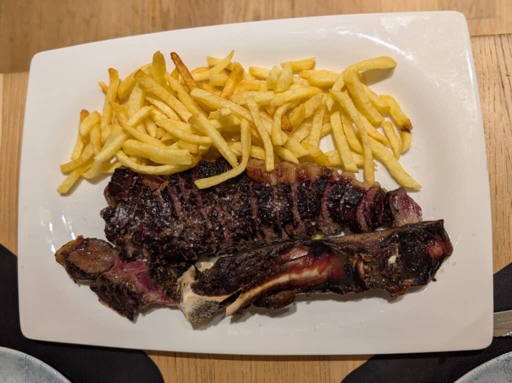 Chuleton con patatas del restaurante Indusi en Bilbao