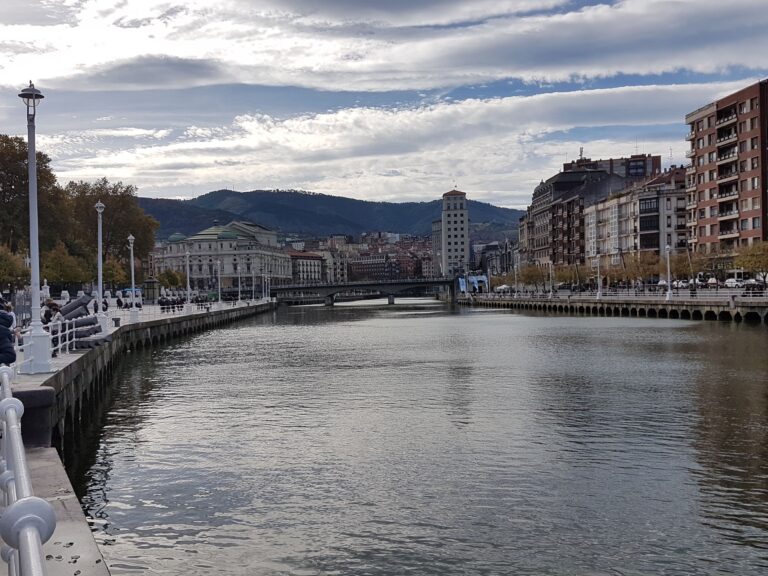 Qué ver en Bilbao en 2 días 8 Vistas desde el Arenal de Bilbao, con el teatro Arriaga al fondo.