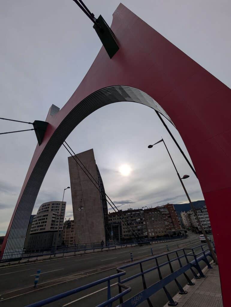 El arco rojo de Daniel Buren en el puente de La Salve