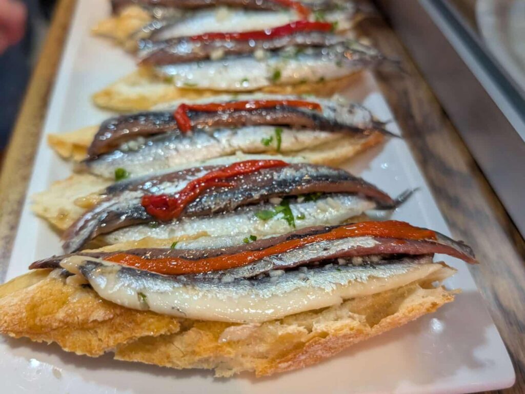 El pintxo de antxoas del Bar Basaras de Bilbao
