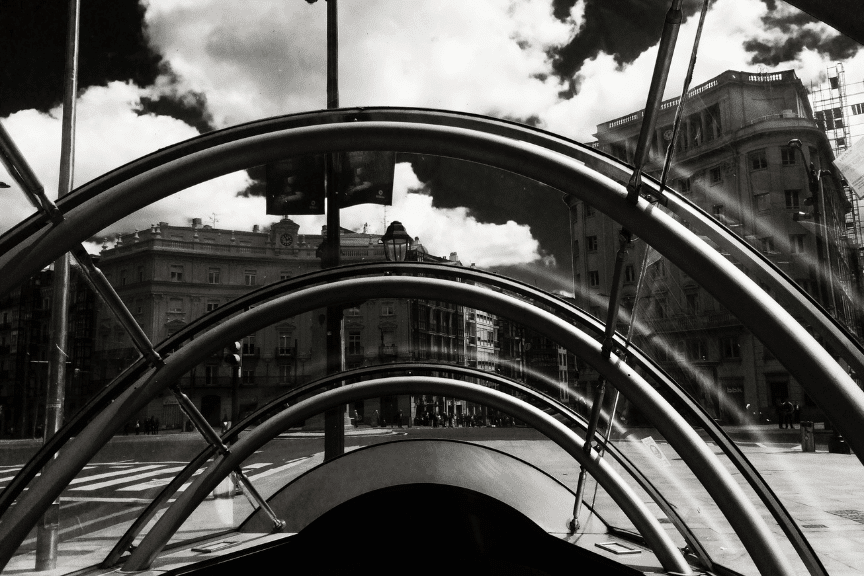 Imagen en blanco y negro de un fosterito del metro de Bilbao
