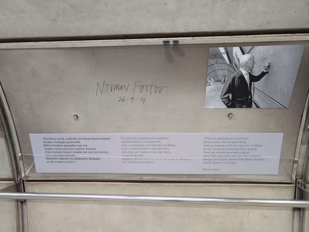 Un autógrafo con dedicatoria de Norman Foster realizado en una pared del metro de Bilbao.