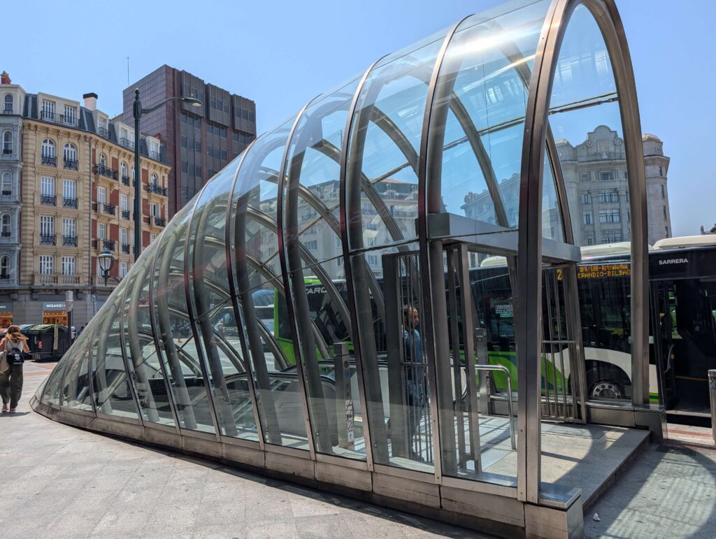Un fosterito del metro de Bilbao en la Plaza Moyua un día soleado.