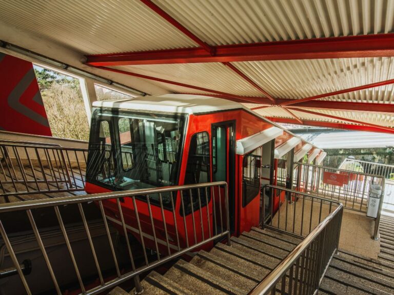 Mirador de Artxanda 8 Una imagen del funicular de Artxanda llegando a su destino