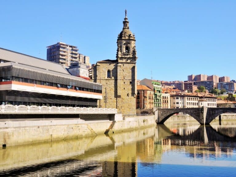 Una imagen de la iglesia de San Antón de Bilbao junto al mercado de la Ribera
