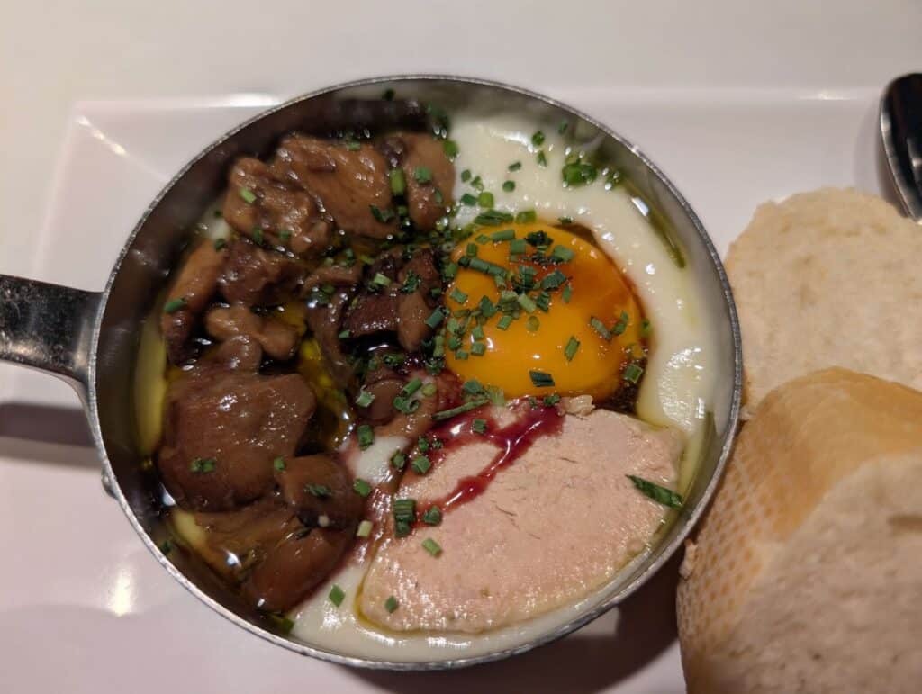 La sartén de huevo, hongos y foie de La Viña del Ensanche