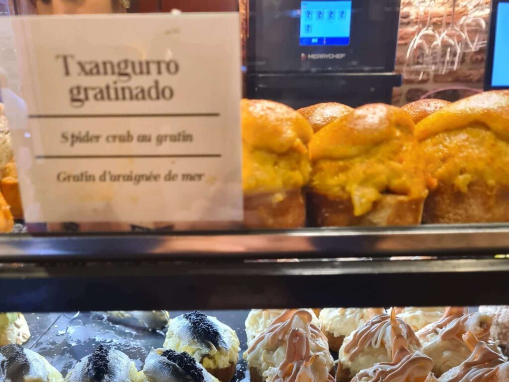 Pintxo de txangurro gratinado en el Bar Globo Bilbao 1 scaled e1777066256784