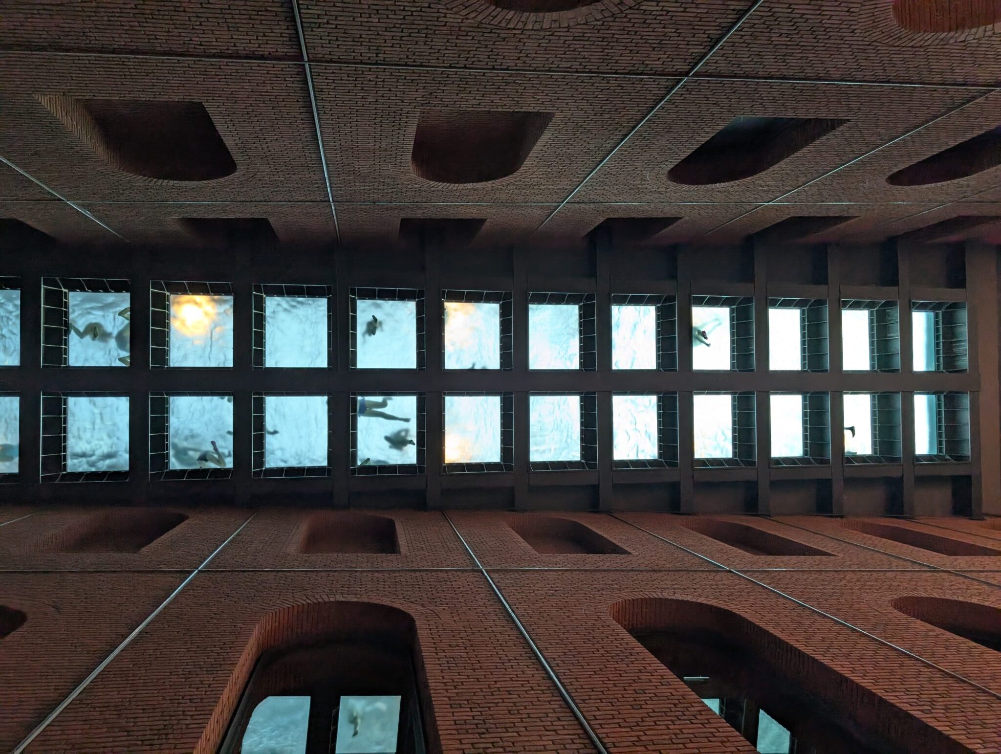 7 lugares que tienes que visitar si vienes a Bilbao 5 Piscina Alhondiga Azkuna Zentroa