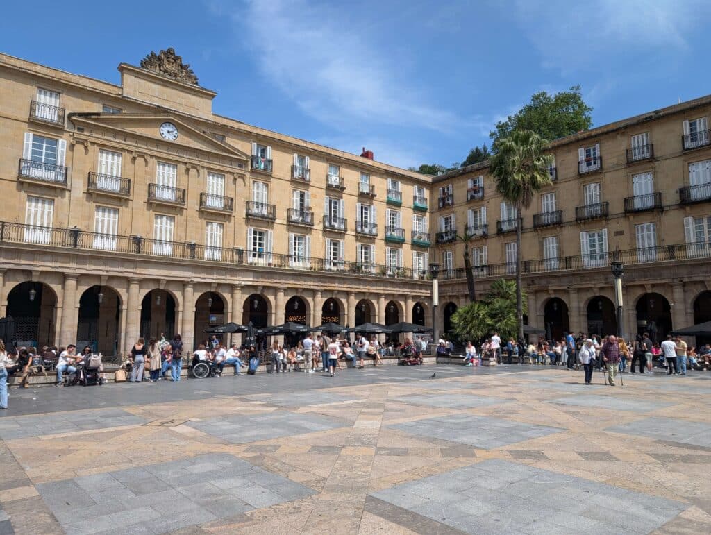 Plaza Nueva Bilbao con sol