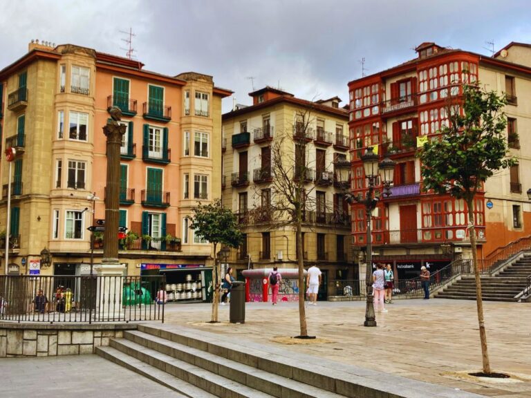 Casco Viejo Bilbao 7 Una fotografía de la plaza Unamuno de Bilbao con la entrada al metro de Casco Viejo al fondo