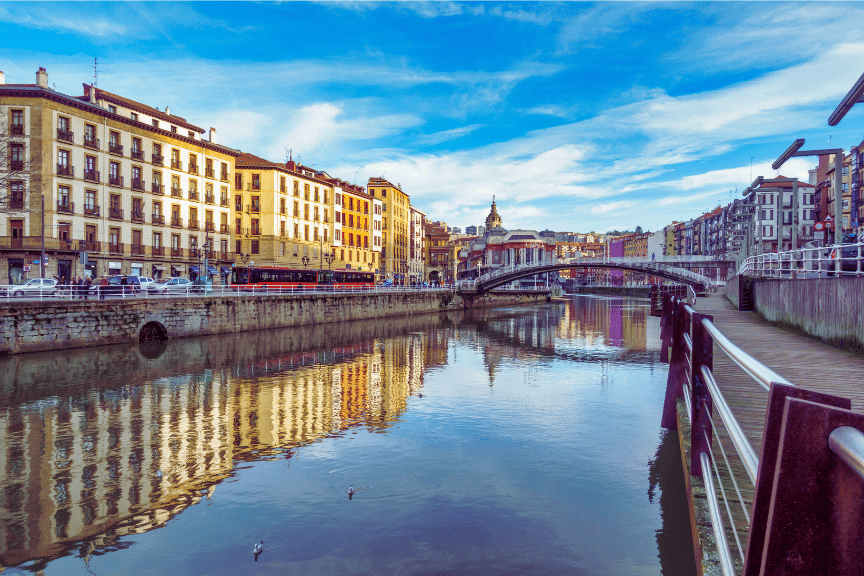 Puente de Bilbao que une Casco Viejo con San Francisco