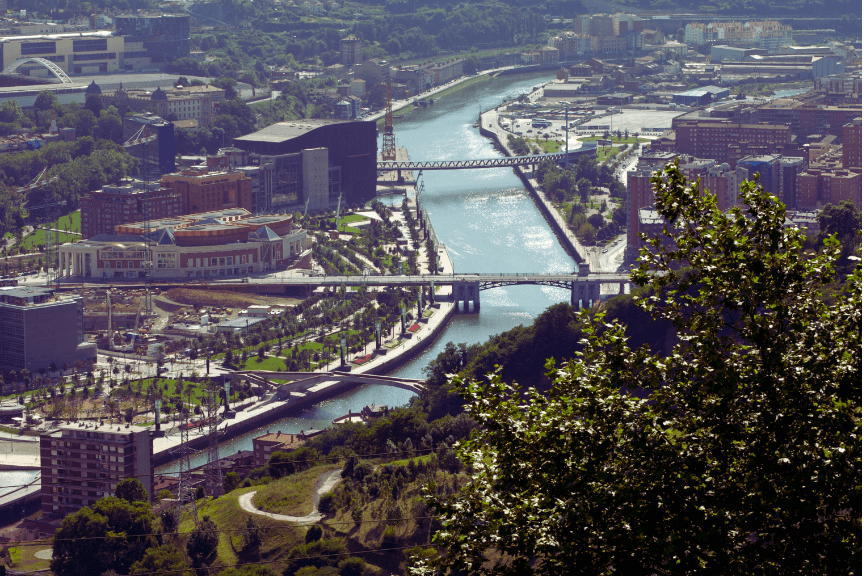 Panorámica con varios puentes de Bilbao.