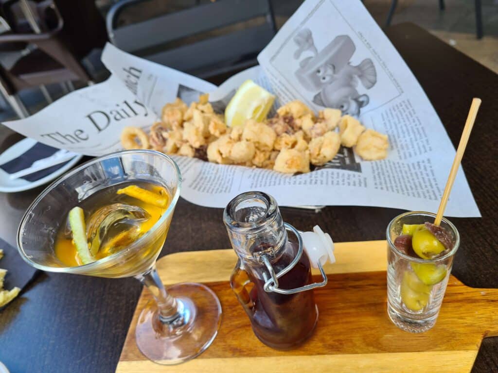Unas rabas en la plaza nueva de Bilbao acompañados de un vermut