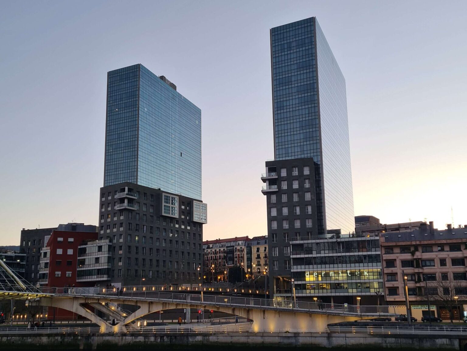 Una imagen de las Torres Isozaki en Bilbao al atardecer desde el otro lado de la ría.