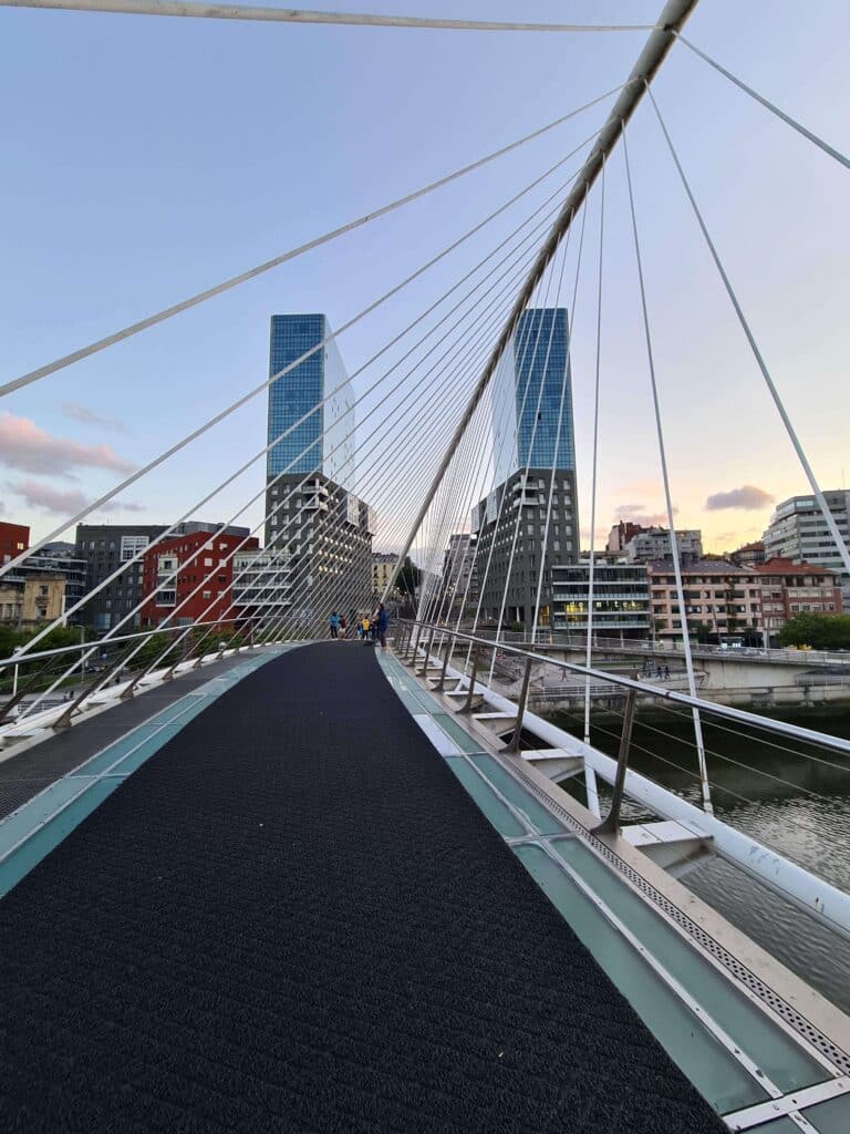 Una imagen de las Torres Isozaki desde el puente Zubizuri