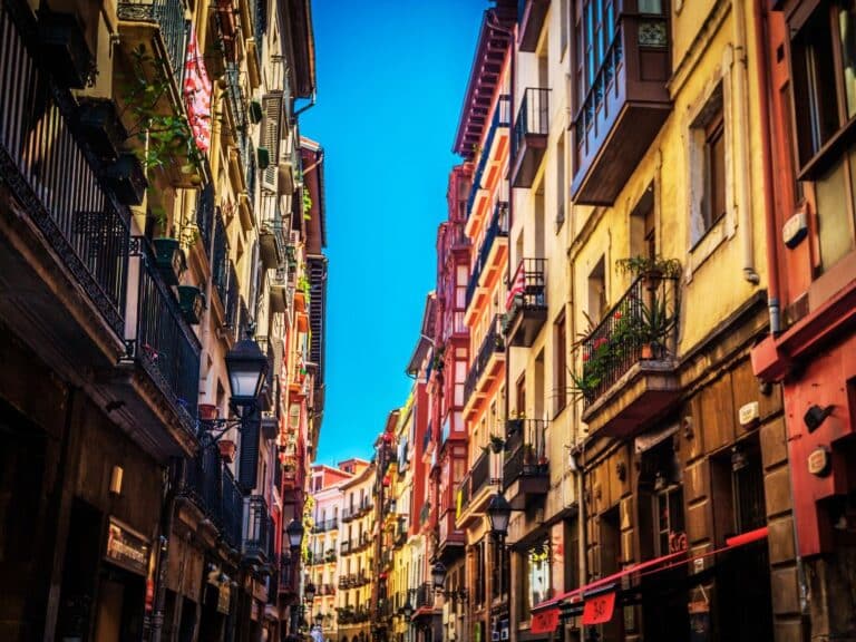 Una calle del casco Viejo de Bilbao