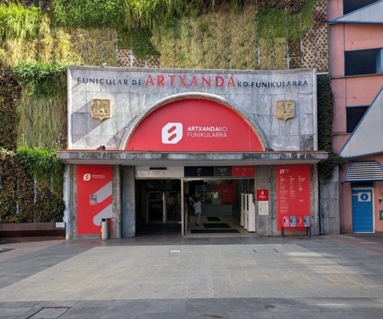 Mirador de Artxanda 1 Entrada al funicular de Artxanda