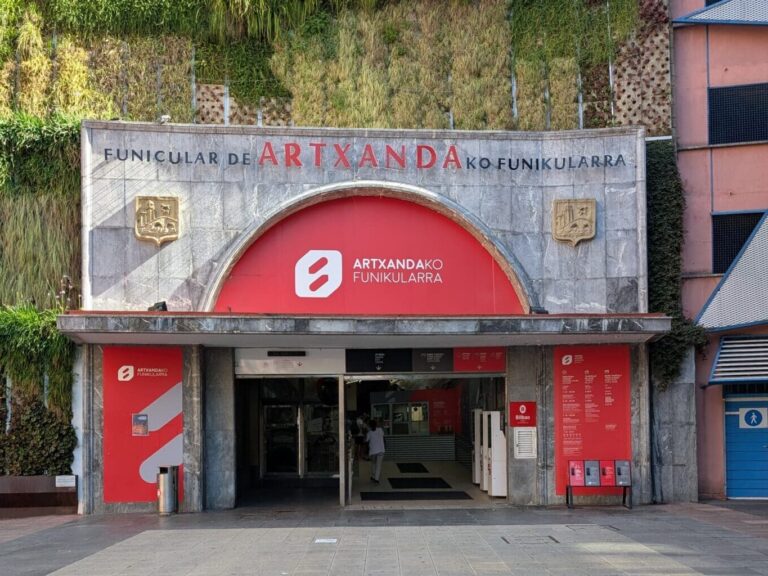 Mirador de Artxanda 1 Entrada al funicular de Artxanda